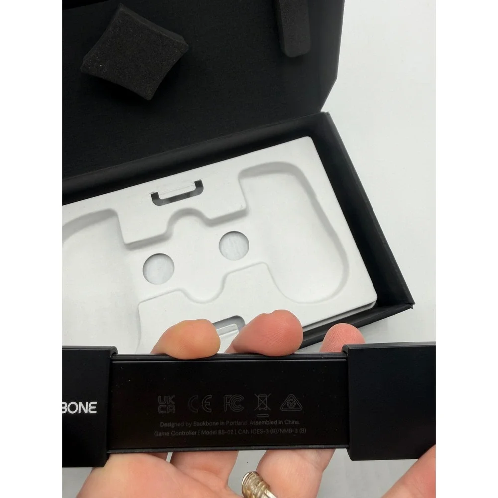 Backbone One Mobile Gaming Controller for iPhone Lightning BB-02 Black with Case